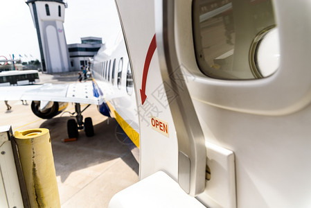 在乘客下机时停放的一架飞机打开门背景