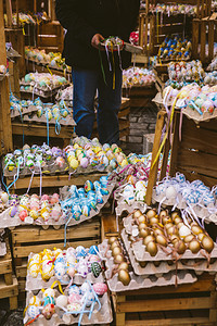 匈牙利布达佩斯2013年月9日街头摊位出售复活节鸡蛋图片