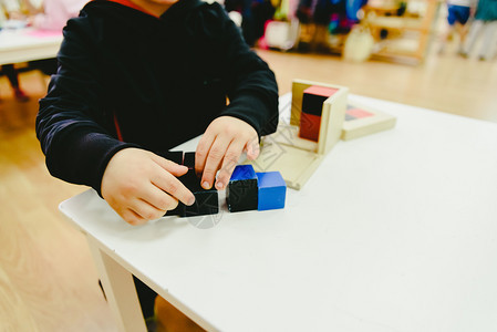 男孩在使用教学材料图片