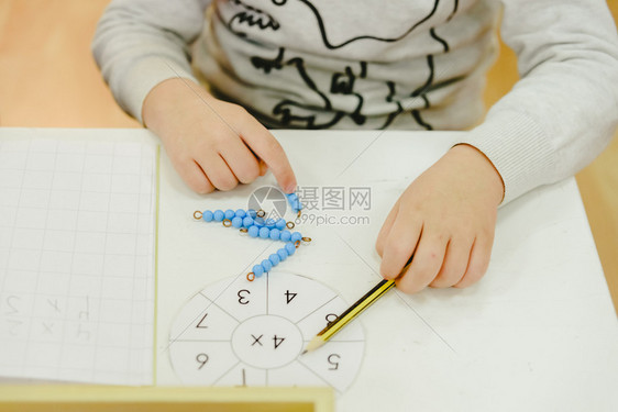 儿童与一个教育木制游戏玩乐把圆筒装进洞里提高空间视觉技能和他们的手图片