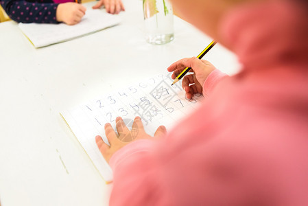 儿童在蒙特索里学习识字写作图片