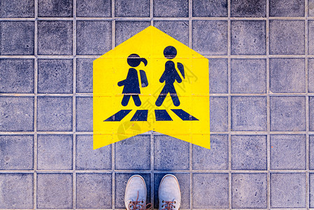 脚站在街上为学途中的儿童打上安全标记图片