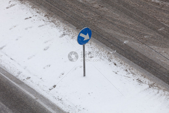 蓝色标志冬季时在路上用白箭冬季时在路上蓝标志图片