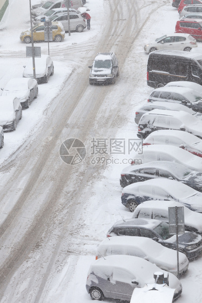 停车场被雪覆盖的汽车图片