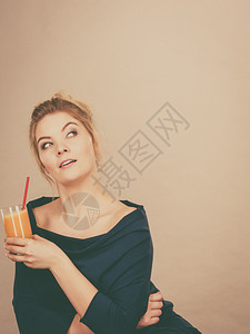 女拥有新鲜橙子葡萄汁健康果饮料思考一些事情女拥有新鲜橙汁图片