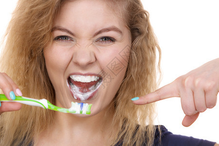 妇女刷牙阳口腔卫生白背景孤立图片