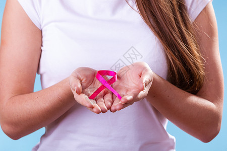 保健和医药概念妇女用手显示粉色乳腺癌认识丝带特辑有乳癌认识的妇女用手显示丝带图片