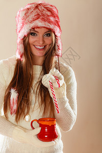 女孩手握羊毛白套圣诞节时间概念图片