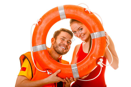 救生员们快乐穿着救生衣的环状浮标男人和女玩得开心预防意外事故图片