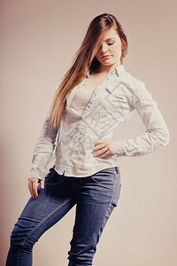 时装年轻长头发时装女牛仔裤衬衫有过滤照片的女模特图片
