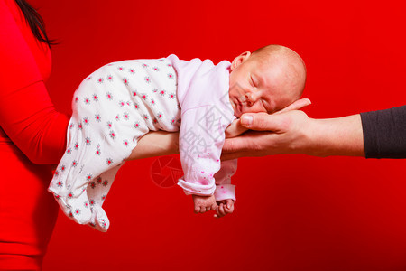 家庭父母亲艺术概念婴儿躺在父母双臂上睡觉婴儿躺在父母双臂上图片