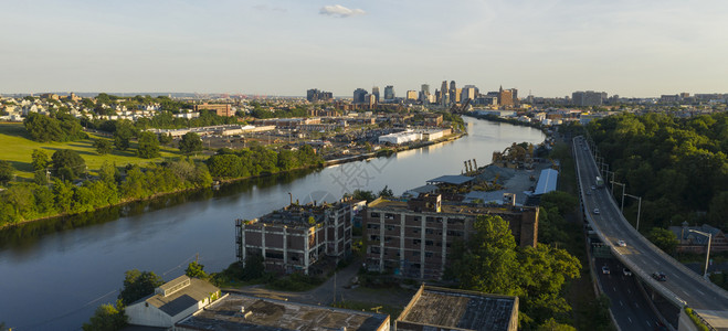 詹姆斯河流经纽华克新泽西下城都市地区图片