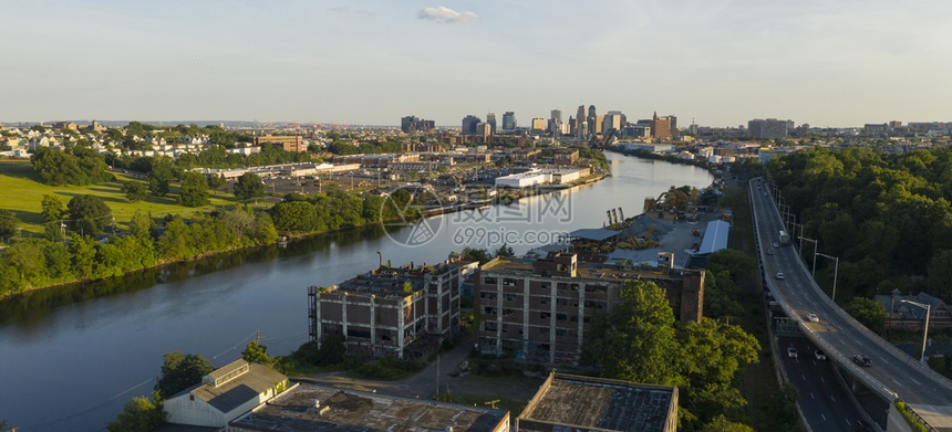 詹姆斯河流经纽华克新泽西下城都市地区图片