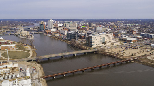 锡达河空中景象在爱荷华州图片