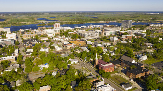 海滨和市中心WilmingtonNC附近的水边和市中心潮流着深蓝色的海滨和城市图片