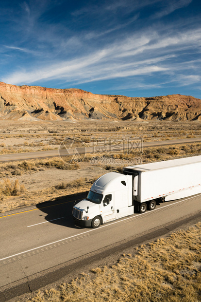 白色集装箱大卡车在犹他公路上行驶图片