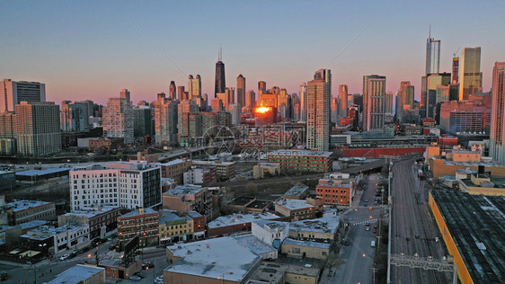 明亮橙色灯光在日落时反射芝加哥市中心的建筑物图片