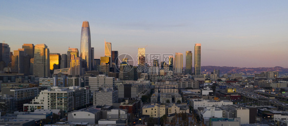 美丽的光芒充斥着旧金山市中心图片