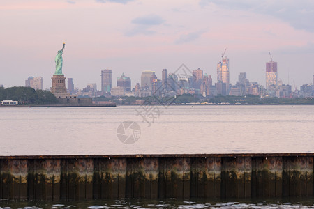 日落后自由女神像和纽约布鲁克林的背景图片