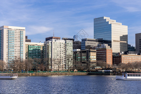波士顿市中心沿查尔斯河的市风景在美国马萨诸塞州波士顿市有天线大楼图片