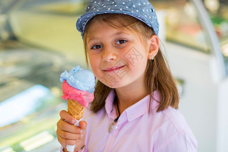 在户外吃冰淇淋的漂亮女孩图片