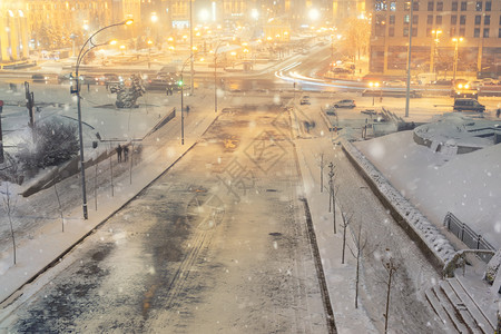 乌克兰基辅独立广场落雪冬季夜天线乌克兰基辅独立广场落雪背景图片