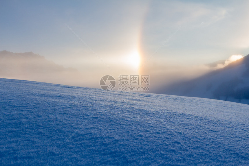 清晨冬季风景日出和光环现象图片