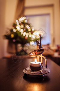 前面有香的蜡烛圣诞树和背景的礼物图片