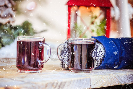 在神奇的圣诞市场里紧贴着和一杯咖啡酒图片