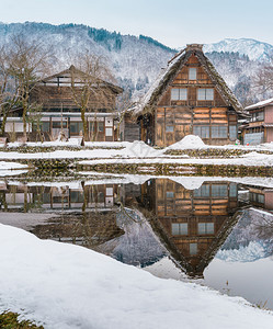 日本冬季白川越村历史古反思的旧传统房屋图片