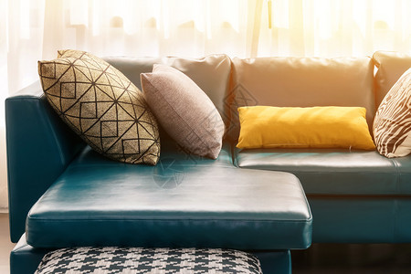 现代客厅上午有绿色皮沙发和枕头图片
