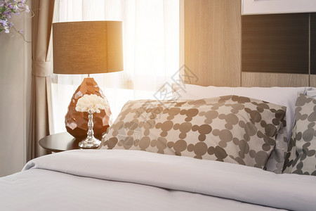 现代卧室的清晨场带有枕头和灯具背景图片