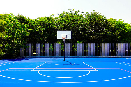 一个户外公园的篮球场日中光没有人和蓝漆的地板图片