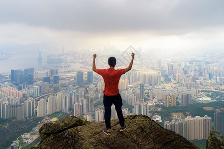 一位亚洲旅游者在香港市区的山丘上徒步旅行度假或节日时在探险概念中天桥和高楼大都能看到图片