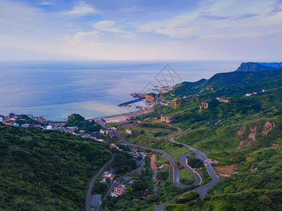 对新北市农村地区山丘上的Jiufen村建筑物的空中观察图片