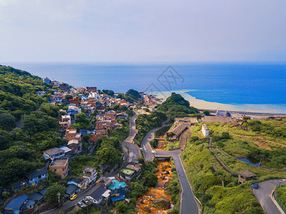 对新北市农村地区山丘上的Jiufen村建筑物的空中观察图片