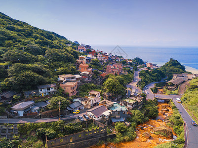 对新北市农村地区山丘上的Jiufen村建筑物的空中观察图片