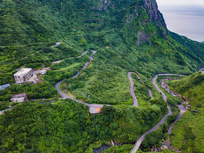 台北市农村天然林公路的空中景象图片