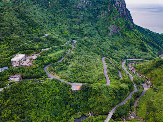 台北市农村天然林公路的空中景象图片