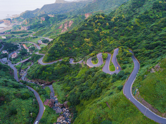 台北市农村天然林公路的空中景象图片