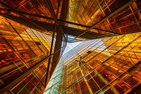金色建筑现代办公摩天大楼的窗户玻璃技术和商业概念外观设计城市景色背建筑外观图片