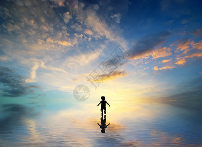 男孩在水中走向太阳的轮廓概念场景图片