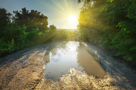 公路上的大土池子自然的构成图片