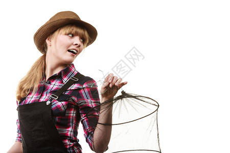 戴着太阳帽的快乐女人拿着钓鱼棒和保持网的乐趣图片