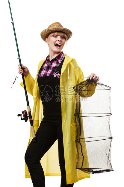 骑着黄雨衣的快乐女人拿着鱼棒保持网的乐趣图片