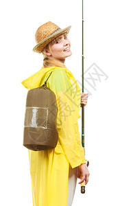 穿雨衣和背包的手持鱼棒妇女准备冒险图片