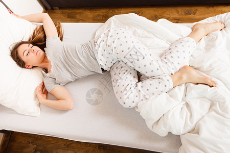 女孩在梦中溺水躺床上的年轻女士被毯子覆盖着深的梦中图片