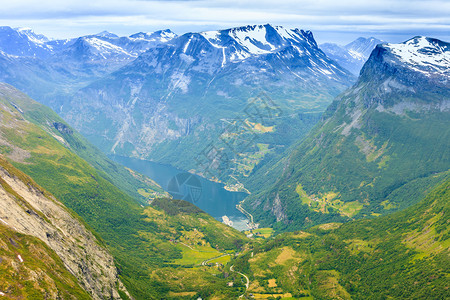 旅游假期和行Geirangerfjord和山地风景从Dalsnibba海台的视角看极好挪威斯堪的纳维亚图片