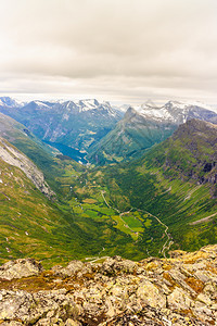 旅游假期和行Geirangerfjord和山地风景从Dalsnibba海台的视角看极好挪威斯堪的纳维亚图片