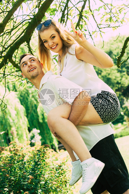 男人和金发女在公园有浪漫的约会快乐在一起幸福的情侣在公园有浪漫的约会图片